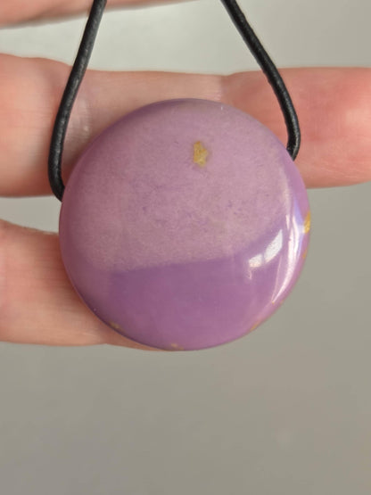 Rarität Phosphosiderit aus der Atacama Wüste Chile, Anhänger, 31 x 31 x 8 mm, gebohrt, an verstellbarem Lederband