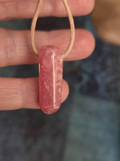Kleiner Rhodochrosit Stäbchen Anhänger, 30 x 11 mm, gebohrt, an verstellbarem Lederband
