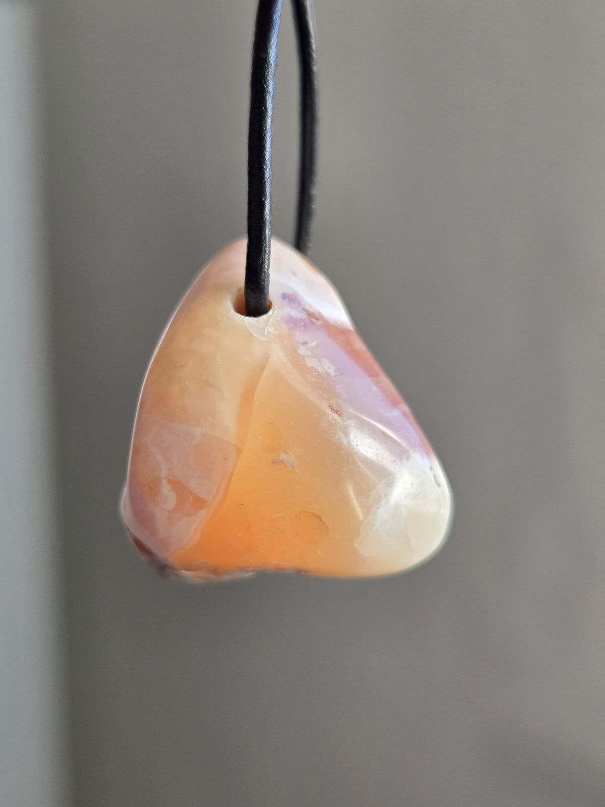 Mexikanischer Feueropal ohne flashfire Anhänger, 27 x 22 x 23 mm, gebohrt, an verstellbarem Lederband