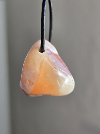 Mexikanischer Feueropal ohne flashfire Anhänger, 27 x 22 x 23 mm, gebohrt, an verstellbarem Lederband