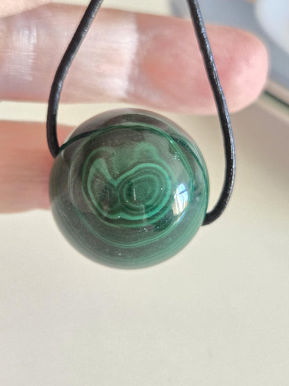 Malachit Kugel Anhänger, gebohrt, am Lederband, 25 mm, gebohrt, an verstellbarem Lederband, Herzchakra Selbstliebe