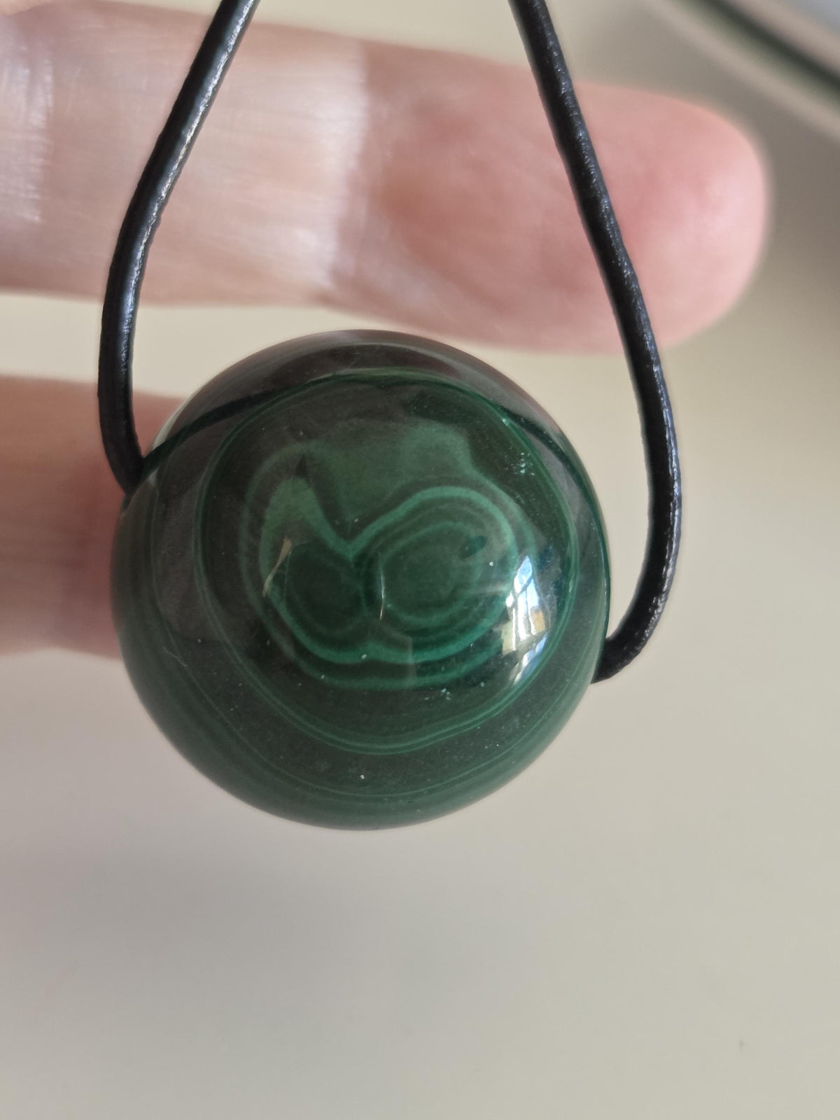 Malachit Kugel Anhänger, gebohrt, am Lederband, 25 mm, gebohrt, an verstellbarem Lederband, Herzchakra Selbstliebe