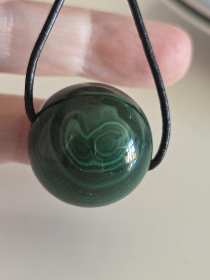 Malachit Kugel Anhänger, gebohrt, am Lederband, 25 mm, gebohrt, an verstellbarem Lederband, Herzchakra Selbstliebe