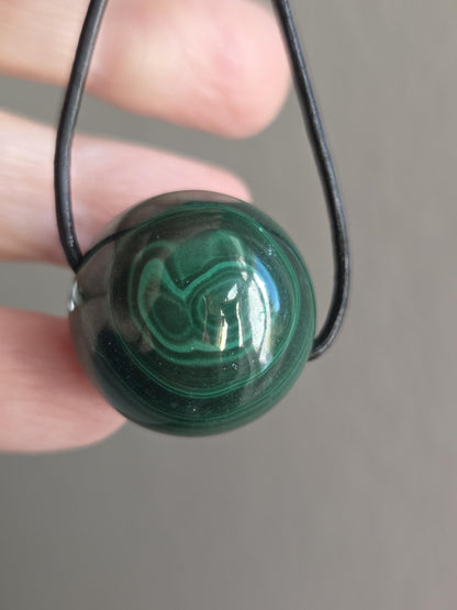 Malachit Kugel Anhänger, gebohrt, am Lederband, 25 mm, gebohrt, an verstellbarem Lederband, Herzchakra Selbstliebe