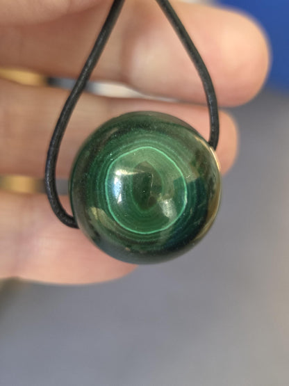 Malachit Kugel Anhänger, gebohrt, am Lederband, 25 mm, gebohrt, an verstellbarem Lederband, Herzchakra Selbstliebe