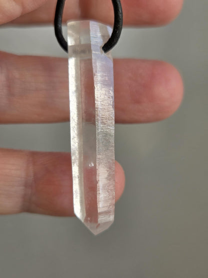 Magischer Lemuria lemurischer Kristall mit Yin Code, Kristallspitze Anhänger, 44 x 11 x 10 mm, gebohrt, an verstellbarem Lederband
