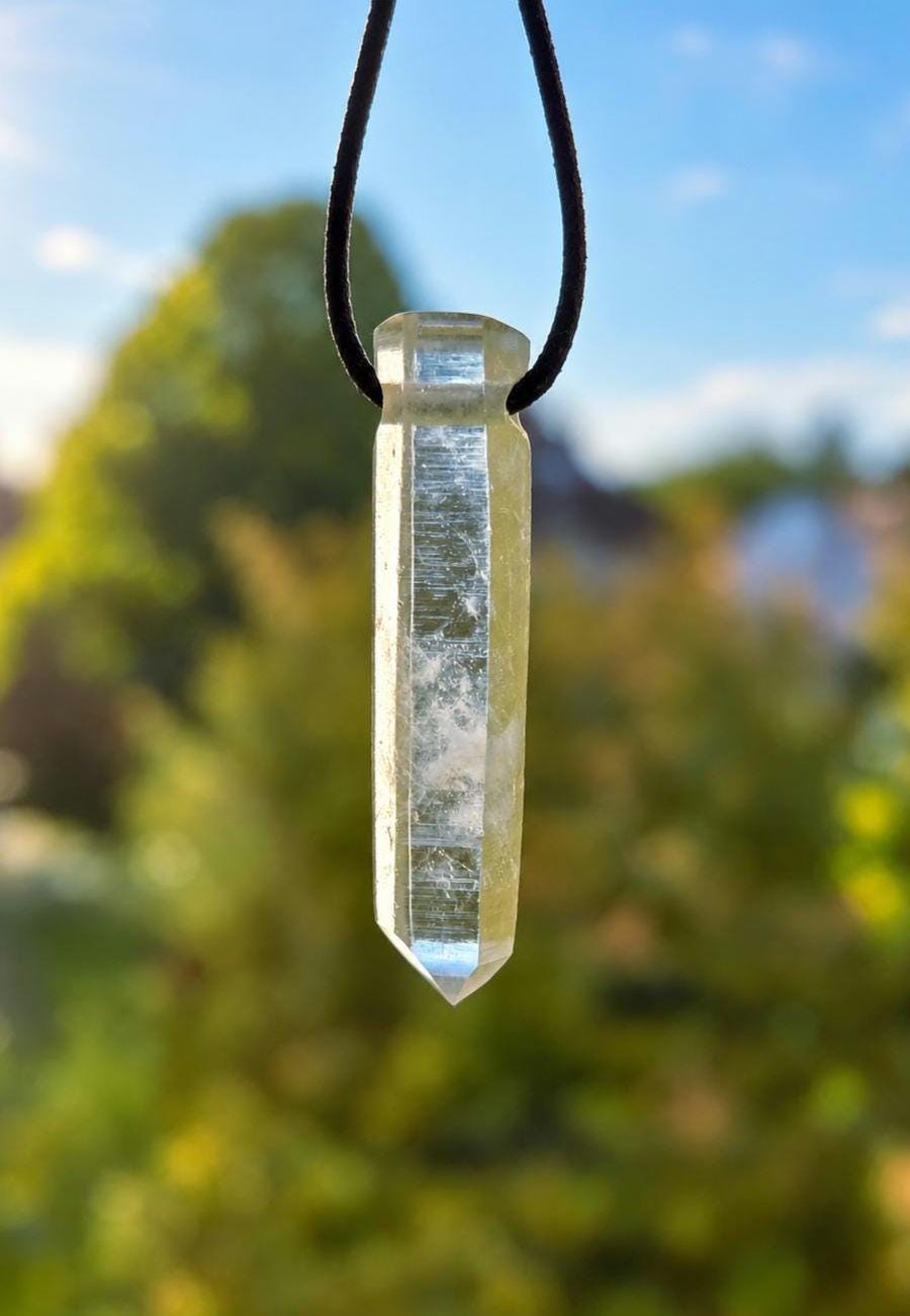 Magischer Lemuria lemurischer Kristall mit Yin Code, Kristallspitze Anhänger, 44 x 11 x 10 mm, gebohrt, an verstellbarem Lederband