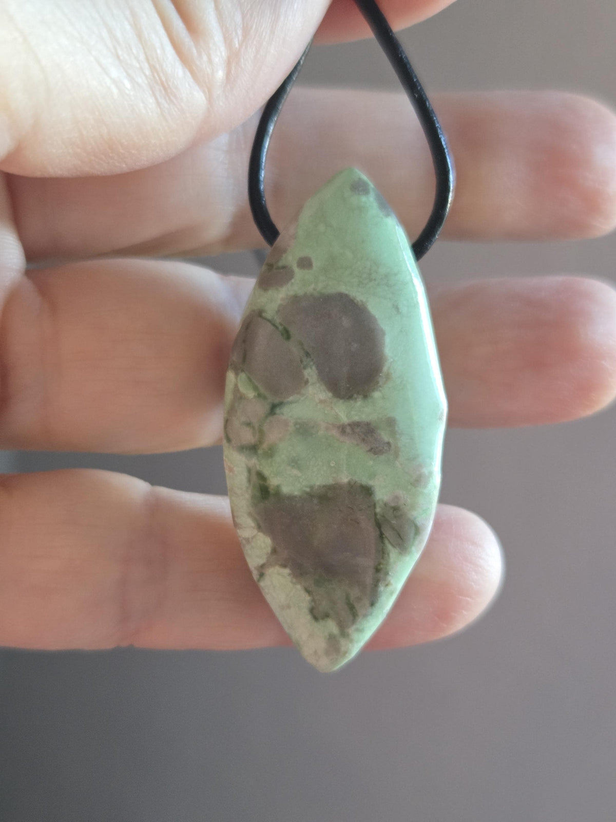 Seltener Variscit, Variscite, Variszit Anhänger, Navette förmig 48 x 20 x 8 mm, gebohrt, an verstellbarem Lederband, Herz Chakra Selbstliebe