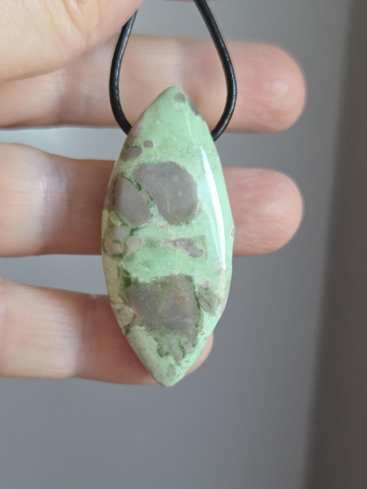 Seltener Variscit, Variscite, Variszit Anhänger, Navette förmig 48 x 20 x 8 mm, gebohrt, an verstellbarem Lederband, Herz Chakra Selbstliebe