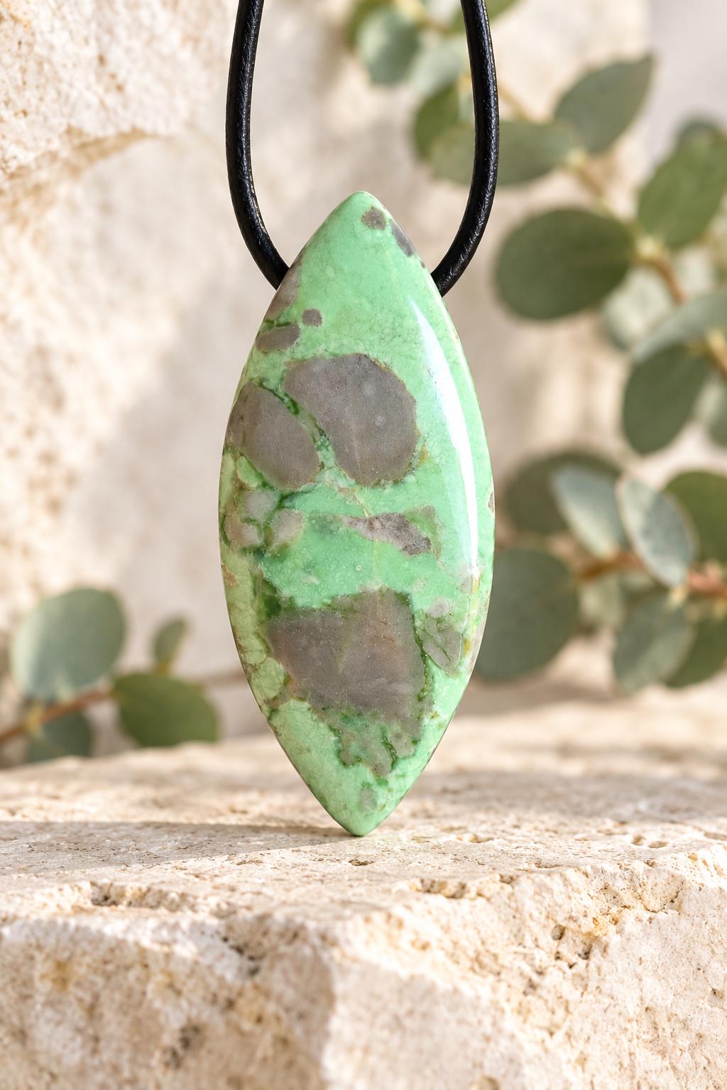 Seltener Variscit, Variscite, Variszit Anhänger, Navette förmig 48 x 20 x 8 mm, gebohrt, an verstellbarem Lederband, Herz Chakra Selbstliebe