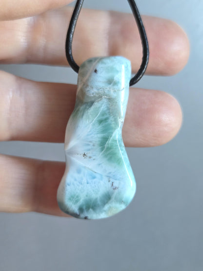 Larimar Anhänger, Atlantis Stein, 40 x 20 x 10 mm, gebohrt, Larimar gebohrt, an verstellbarem Lederband