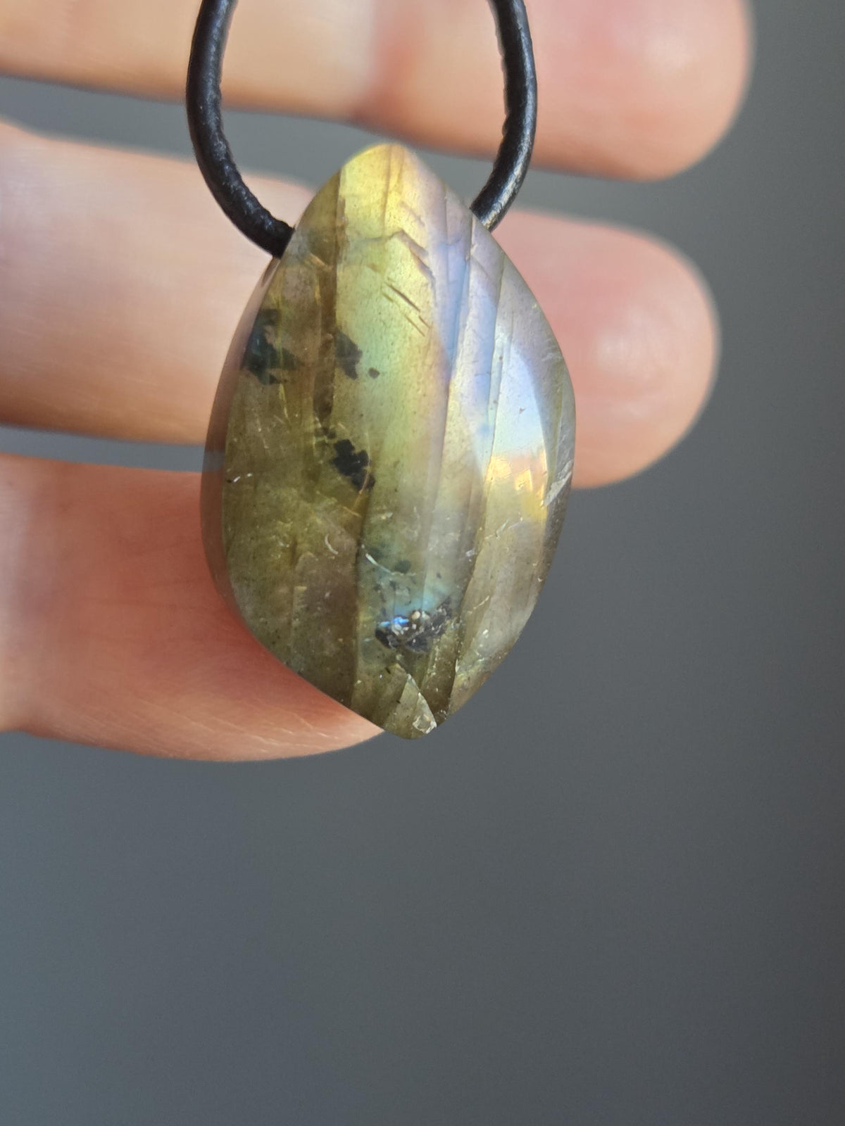 Labradorit Anhänger gold rosa blau grün Navette förmig, 29 x 18 x 8 mm, gebohrt, an verstellbarem Lederband