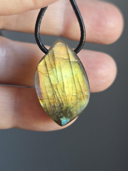 Labradorit Anhänger gold rosa blau grün Navette förmig, 29 x 18 x 8 mm, gebohrt, an verstellbarem Lederband