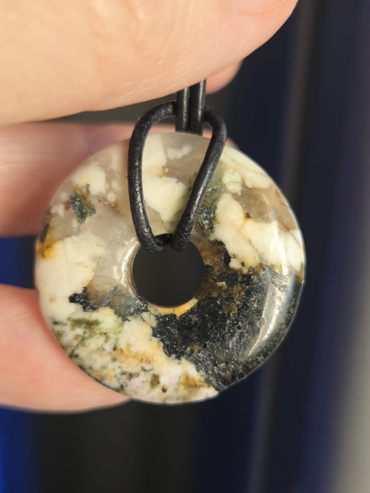 Seltener Khyberstein Kyhber stone, neu entdeckter Heilstein mit Hornblende, Donut Anhänger, 31 x 6 mm, an verstellbarem Lederband