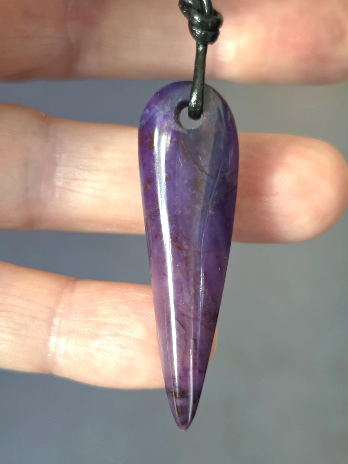 Sugilith Anhänger lang schmal elegant, 45 x 13 x 6 mm, gebohrt, an verstellbarem Lederband, beidseitig tragbar, Kronenchakra, Schutzstein