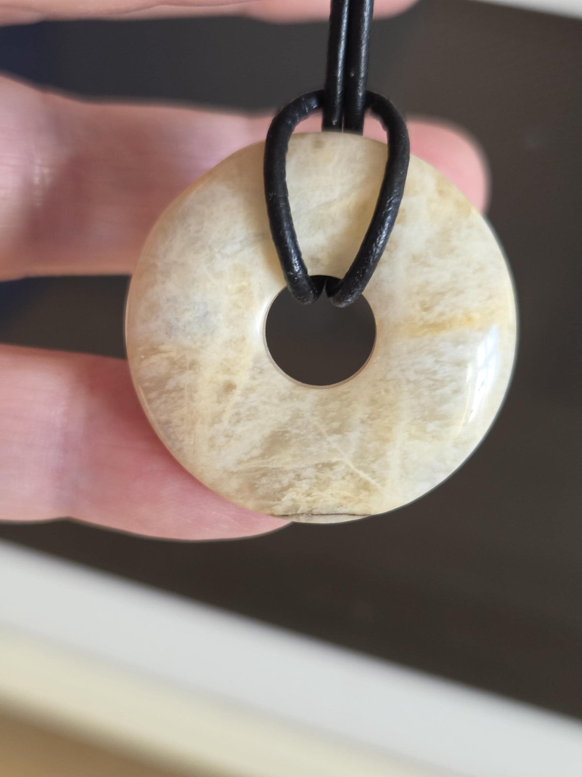 Hochwertiger echter Mondstein, cremeweiß, Donut, Anhänger, 30 x 6 mm, am Lederband Kronenchakra Meditation Weiblichkeit