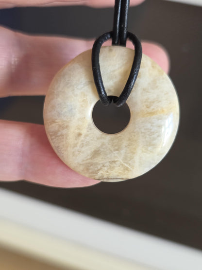 Hochwertiger echter Mondstein, cremeweiß, Donut, Anhänger, 30 x 6 mm, am Lederband Kronenchakra Meditation Weiblichkeit
