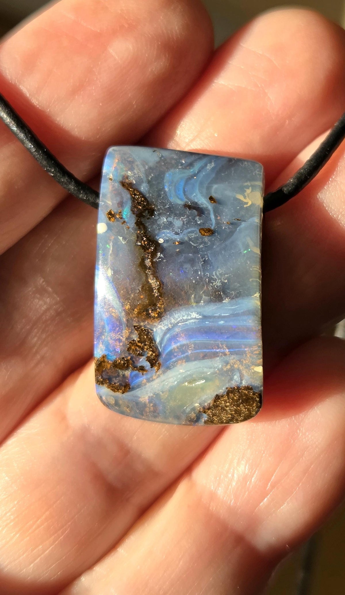 Boulder Opal, Boulderopal blau flash fire, Anhänger, 27 x 17 x 10 mm, Quilpie Queensland Australien, an verstellbarem Lederband