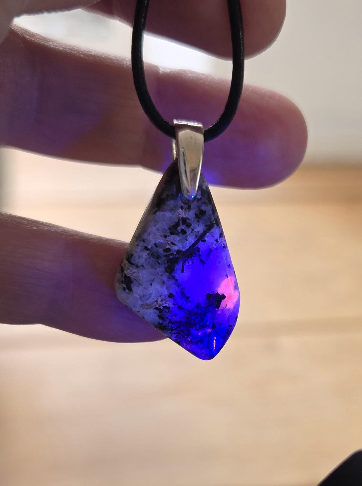 Sehr seltene Rarität Tugtupit aus Grönland, Rentierstein Anhänger, 33 x 17 x 12 mm, gebohrt, an 925er Silberöse, an verstellbarem Lederband