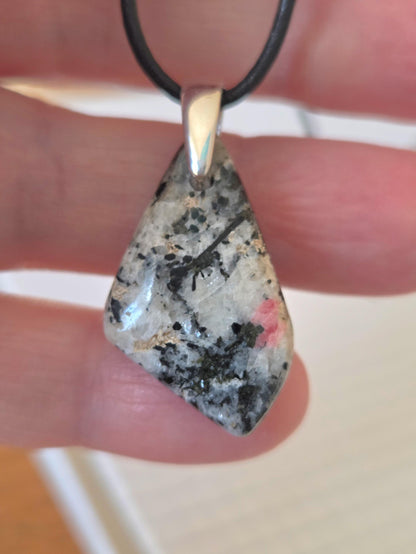 Sehr seltene Rarität Tugtupit aus Grönland, Rentierstein Anhänger, 33 x 17 x 12 mm, gebohrt, an 925er Silberöse, an verstellbarem Lederband