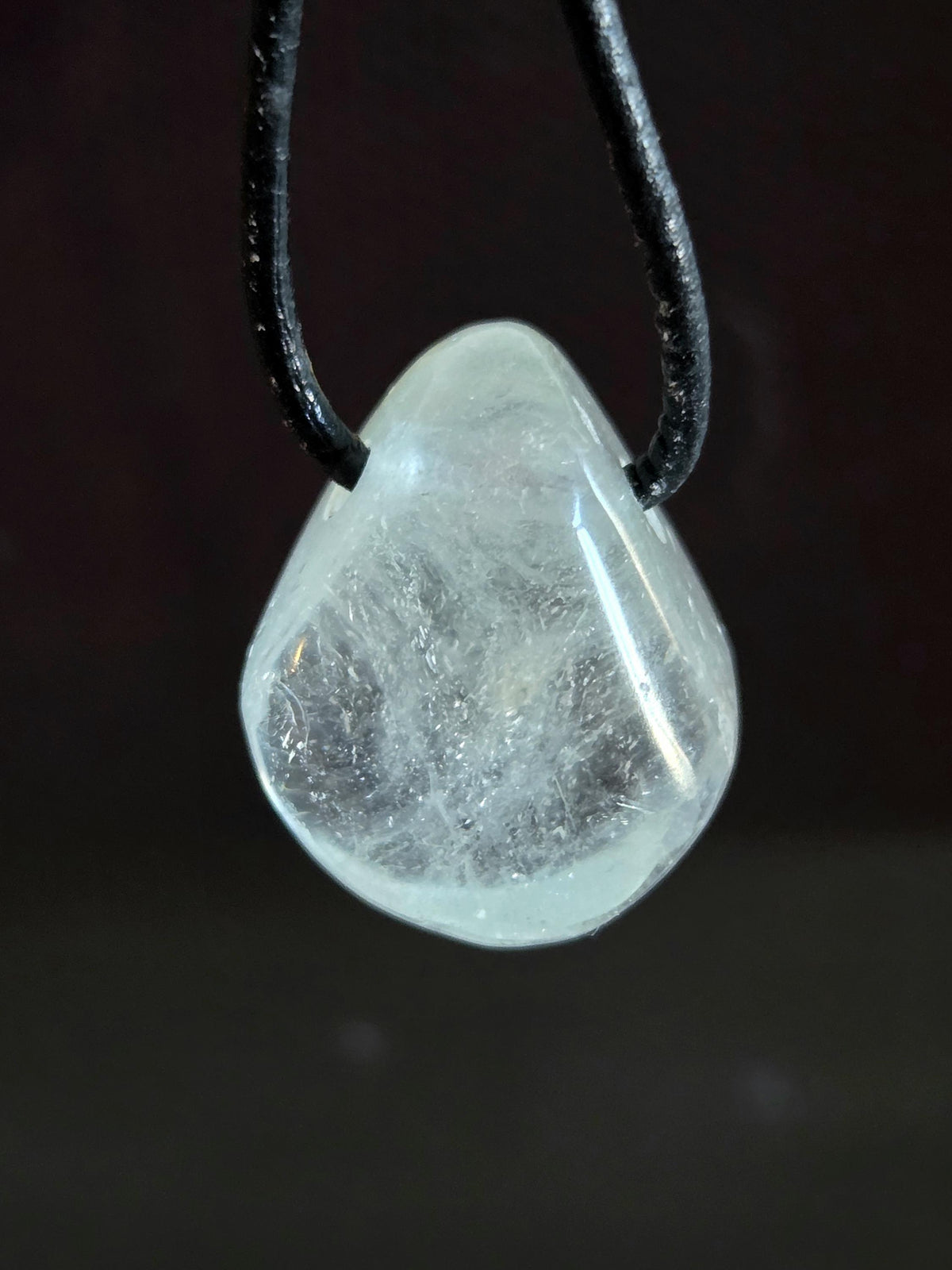 Topas weiß, mit einem Touch ins Blau, Anhänger, 23 x 19 x 14 mm, gebohrt, an verstellbarem Lederband