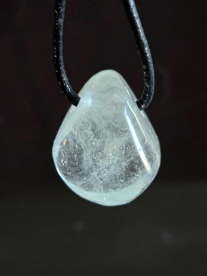 Topas weiß, mit einem Touch ins Blau, Anhänger, 23 x 19 x 14 mm, gebohrt, an verstellbarem Lederband
