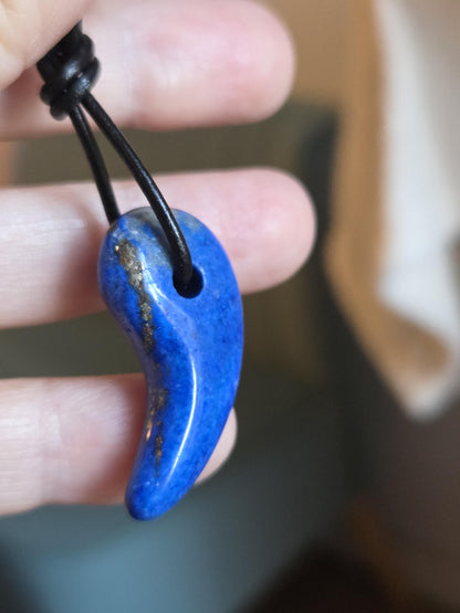 Lapislazuli Lapis Lazuli Anhänger, 34 x 18 x 9 mm, an verstellbarem Lederband, Blauer Lapis Lazuli Anhänger, Magatma Form