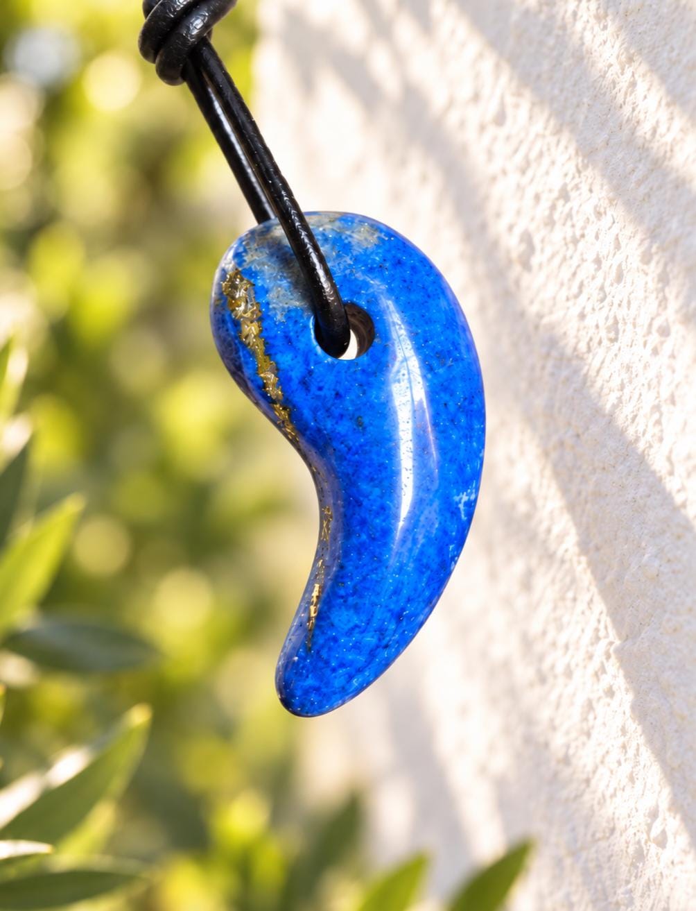 Lapislazuli Lapis Lazuli Anhänger, 34 x 18 x 9 mm, an verstellbarem Lederband, Blauer Lapis Lazuli Anhänger, Magatma Form