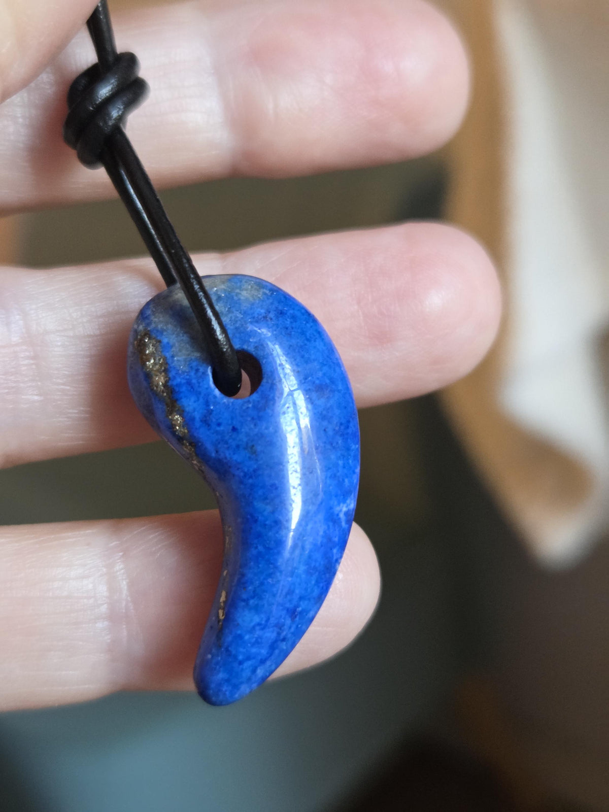 Lapislazuli Lapis Lazuli Anhänger, 34 x 18 x 9 mm, an verstellbarem Lederband, Blauer Lapis Lazuli Anhänger, Magatma Form
