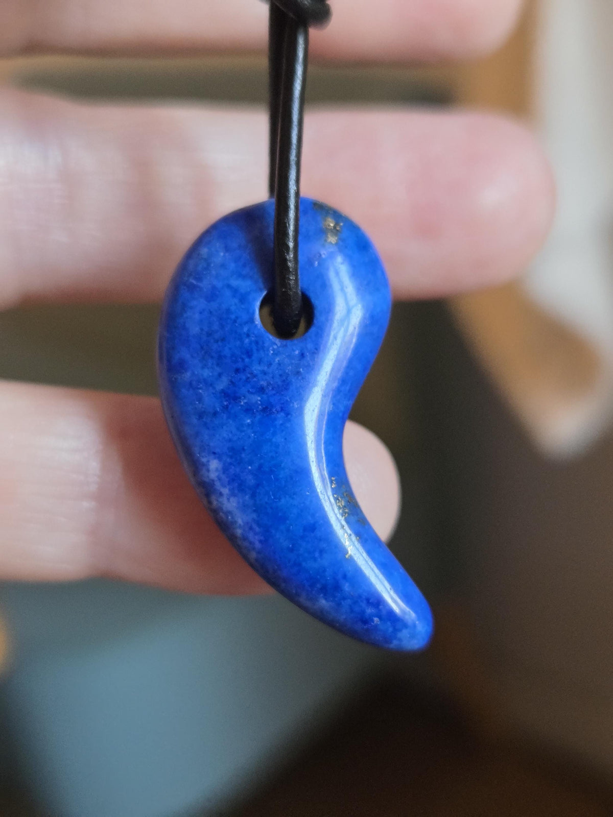 Lapislazuli Lapis Lazuli Anhänger, 34 x 18 x 9 mm, an verstellbarem Lederband, Blauer Lapis Lazuli Anhänger, Magatma Form