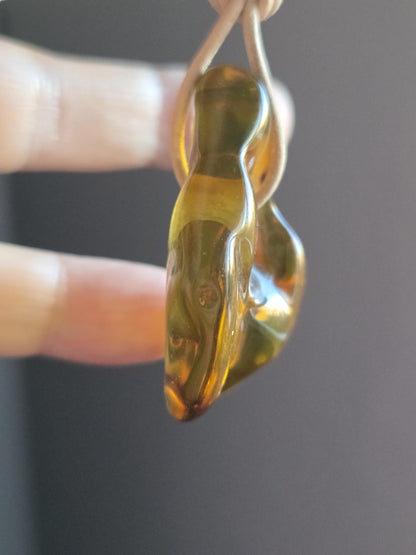 Baltischer Bernstein Anhänger, Amulett, Amber pendant, 43 x 33 x 16 mm, an verstellbarem Lederband