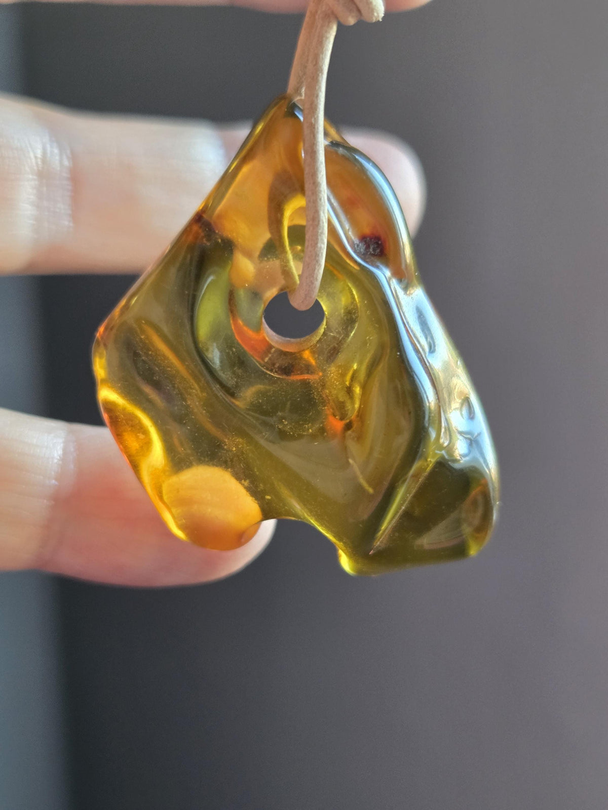 Baltischer Bernstein Anhänger, Amulett, Amber pendant, 43 x 33 x 16 mm, an verstellbarem Lederband