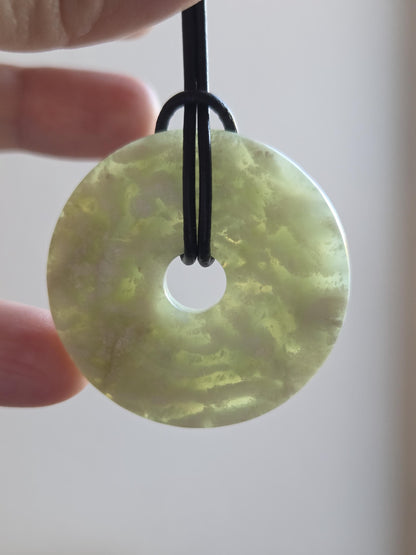 Jade Donut Burma Jade China Jade, Serpentin Anhänger, 40 x 8 mm, an verstellbarem Lederband
