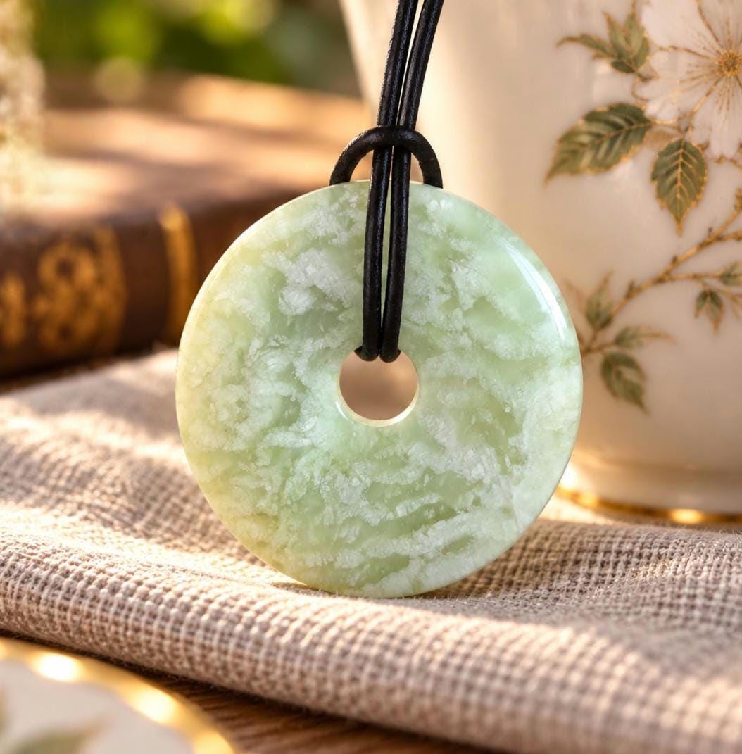 Jade Donut Burma Jade China Jade, Serpentin Anhänger, 40 x 8 mm, an verstellbarem Lederband