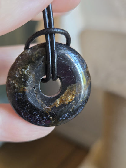 Schwarzer Turmalin Schörl, Dunut Anhänger, 30 x 7 mm, an verstellbarem Lederband, Schutzstein Schutzamulett