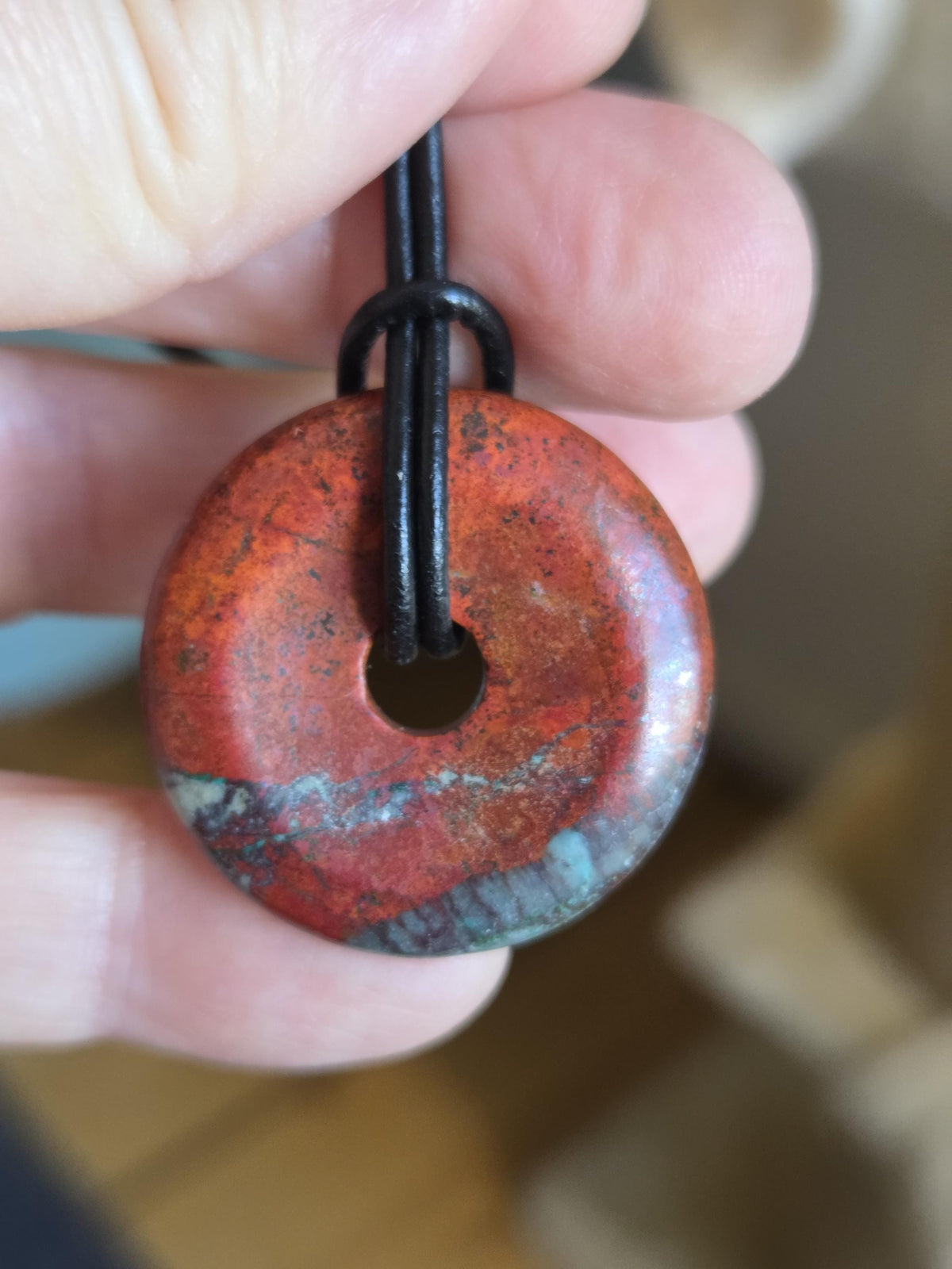 Sonora Sunrise Donut Zarinit Anhänger 30 x 7 mm, an verstellbarem Lederband