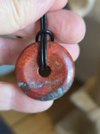 Sonora Sunrise Donut Zarinit Anhänger 30 x 7 mm, an verstellbarem Lederband