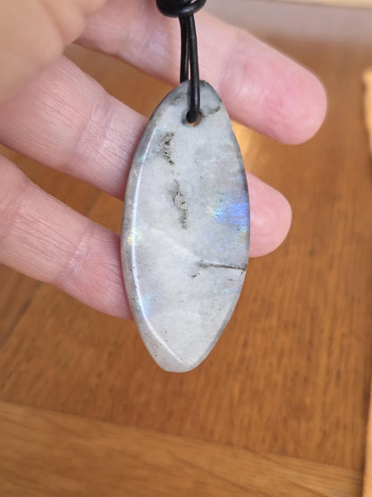 Regenbogen Mondstein, weißer Labradorit mit Anteilen von schwarzem Turmalin, Navette förmig Anhänger, 53 x 24 x 8 mm, an Lederband