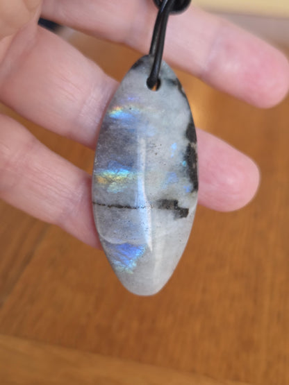 Regenbogen Mondstein, weißer Labradorit mit Anteilen von schwarzem Turmalin, Navette förmig Anhänger, 53 x 24 x 8 mm, an Lederband
