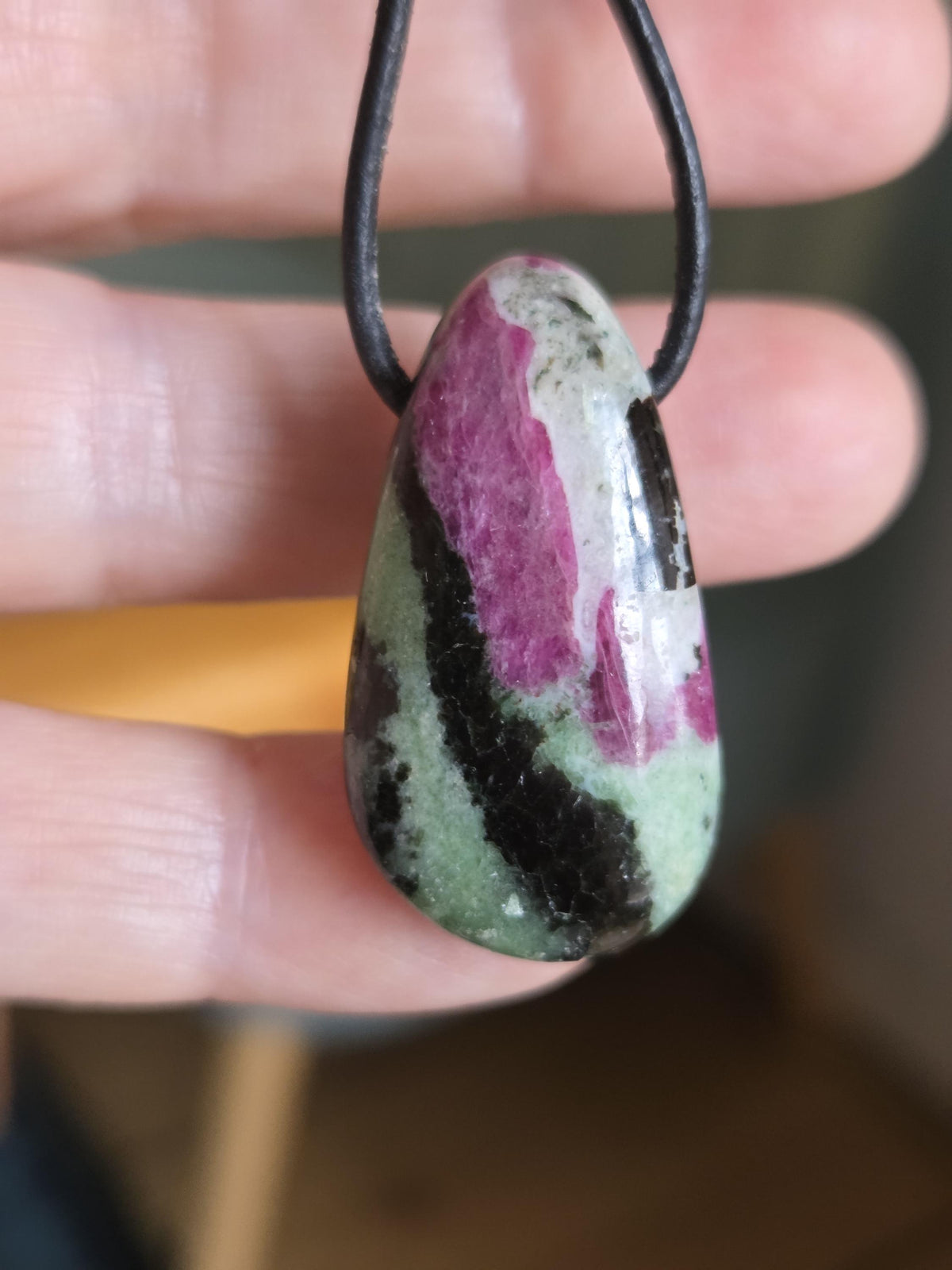 Rubin Zoisit, Anhänger, 35 x 19 x 10 mm, gebohrt, an verstellbarem Lederband