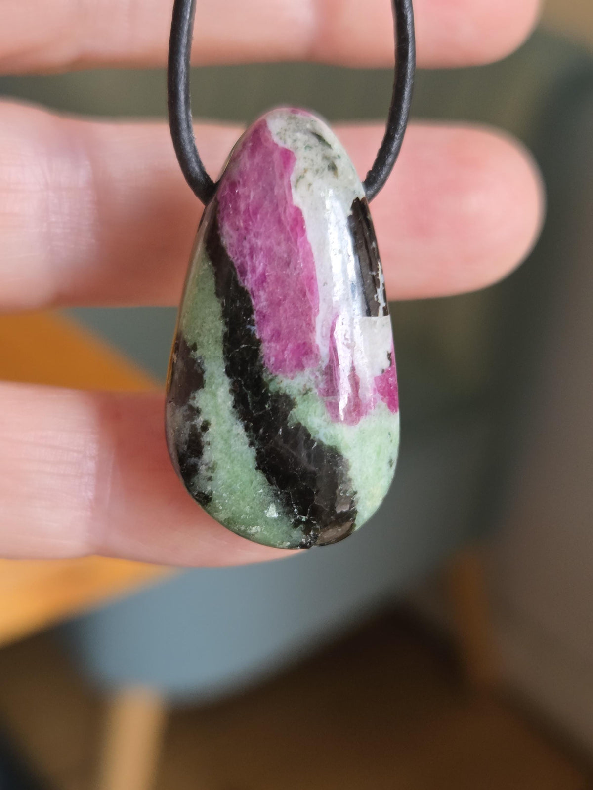 Rubin Zoisit, Anhänger, 35 x 19 x 10 mm, gebohrt, an verstellbarem Lederband