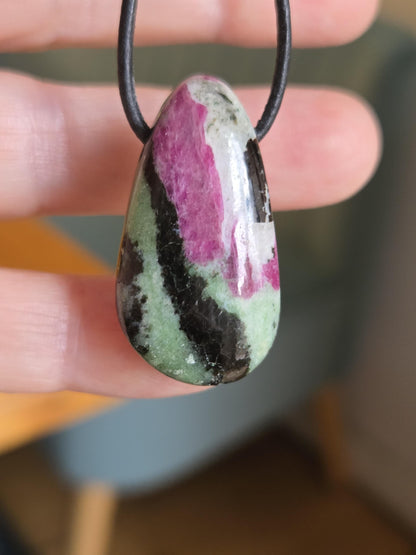 Rubin Zoisit, Anhänger, 35 x 19 x 10 mm, gebohrt, an verstellbarem Lederband