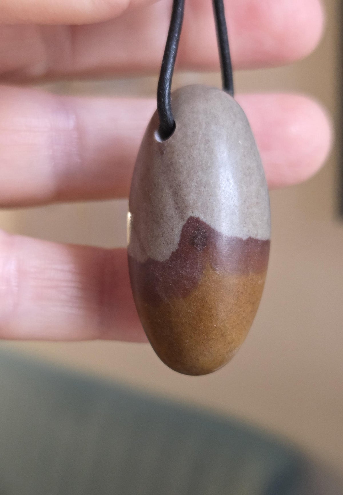 Shiva Lingam Venus Stein Anhänger, 39 x 20 mm, gebohrt, an verstellbarem Lederband