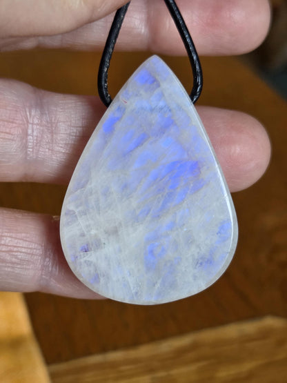 Regenbogen Mondstein weißer Labradorit Anhänger, 43 x 33 x 9 mm, gebohrt, an verstellbarem Lederband