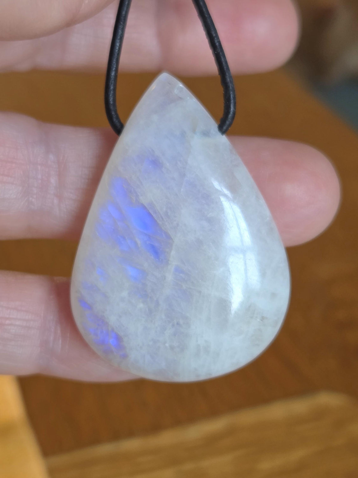 Regenbogen Mondstein weißer Labradorit Anhänger, 43 x 33 x 9 mm, gebohrt, an verstellbarem Lederband