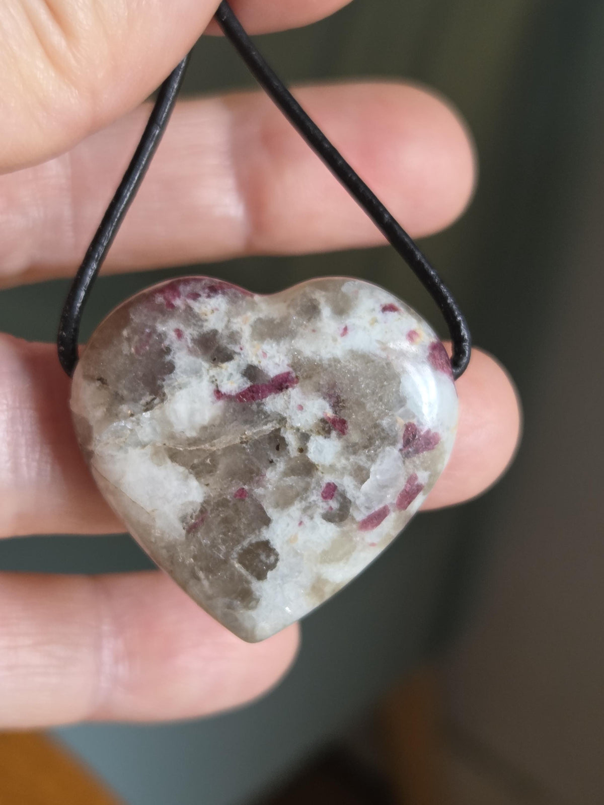 Rubellit Herz , roter Turmalin in Quarz, Herz Anhänger, 31 x 33 x 10 mm, gebohrt, an verstellbarem Lederband, Herzchakra Selbstliebe