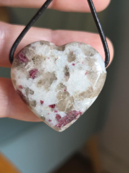 Rubellit Herz , roter Turmalin in Quarz, Herz Anhänger, 31 x 33 x 10 mm, gebohrt, an verstellbarem Lederband, Herzchakra Selbstliebe