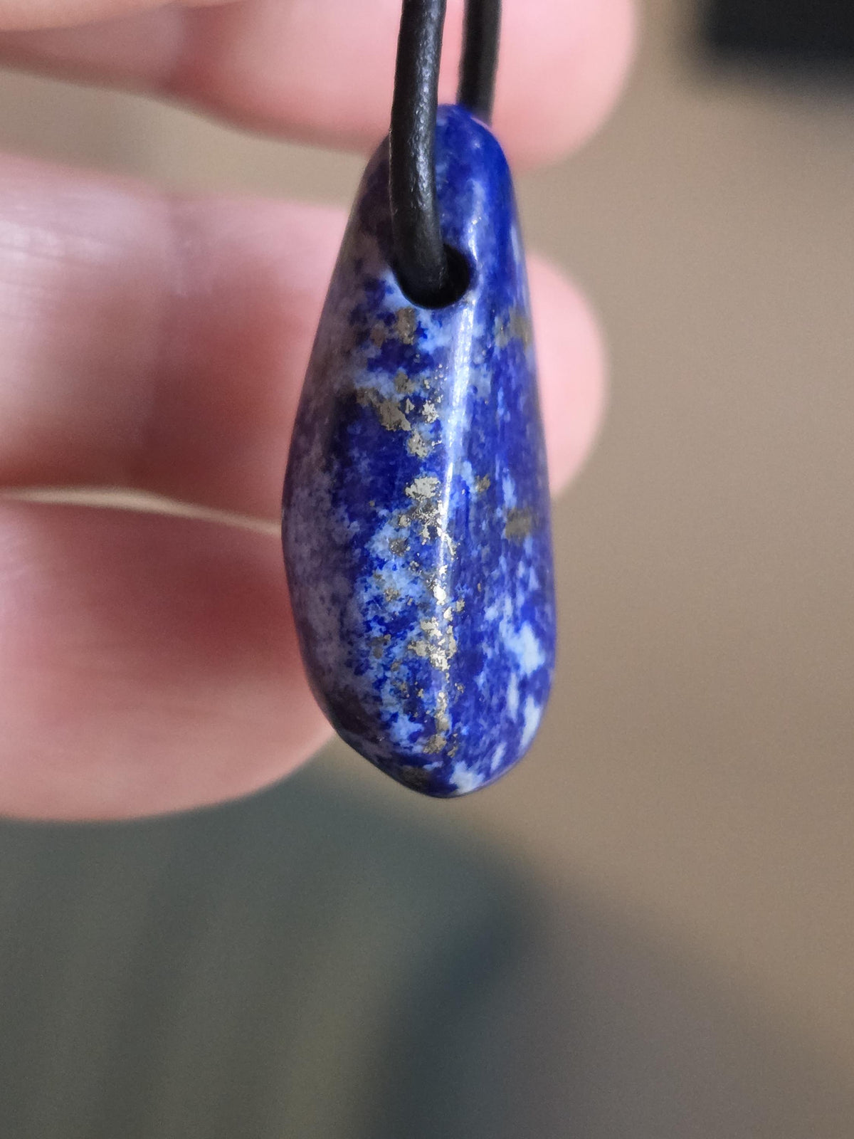 Lapislazuli Lapis Lazuli Anhänger, Himmels Stein, 28 x 18 x 9 mm, gebohrt, an verstellbarem Lederband