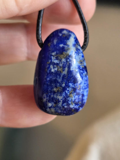 Lapislazuli Lapis Lazuli Anhänger, Himmels Stein, 28 x 18 x 9 mm, gebohrt, an verstellbarem Lederband