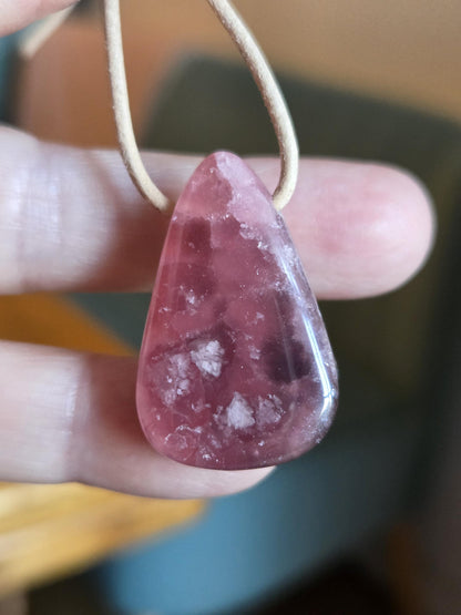 Feiner Rhodochrosit Anhänger, 31 x 21 x 8 mm, gebohrt, an verstellbarem Lederband, Herzchakra Selbstliebe